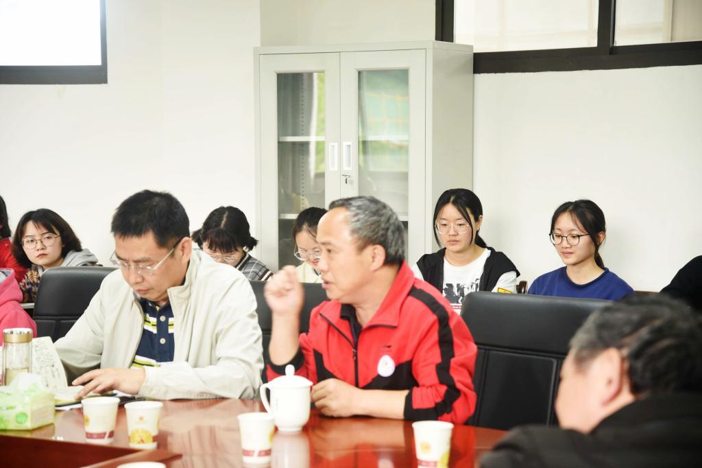 图为 肖廷飞老师发言
